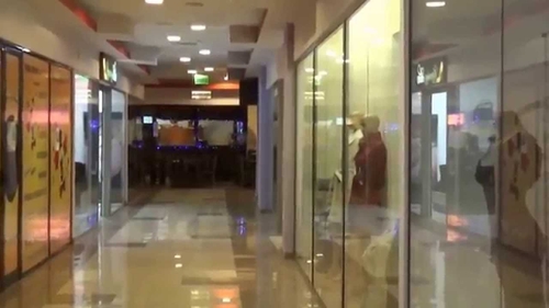 Tavan prăbuşit într-un centru comercial din Vaslui. Trei persoane, rănite