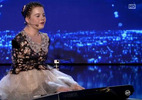 LORELAI MOŞNEGUŢU, concurenta de la "Românii au talent" care l-a impresionat pe GIGI BECALI, are o poveste de viaţă tulburătoare!