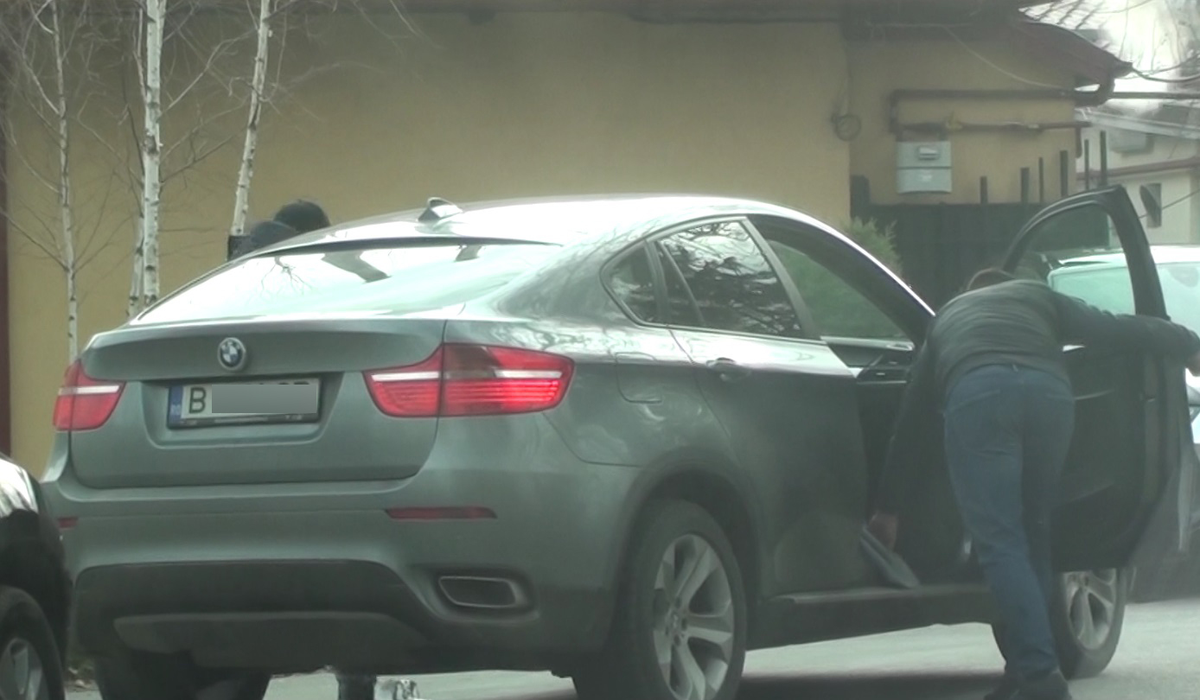Bărbatul a avut grijă ca Luminiţa să nu îşi prindă haina în portiera maşinii.