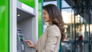 Retrageri cu sume personalizate la bancomate. Ce schimbare este pregătită pentru românii care folosesc ATM-ul