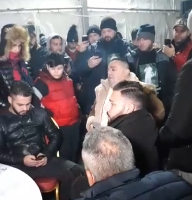Adi Minune a cântat printre lacrimi la catafalcul ”Împăratului”