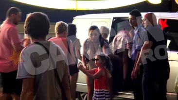 Andra, imagini interesante! S-a smuls din mainile multimii dezlantuite si a ajuns in bratele celui mai infocat fan!