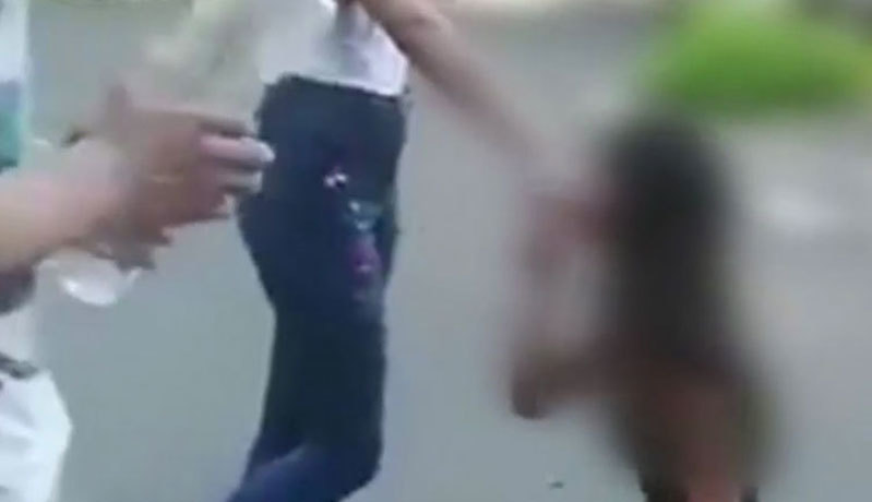 Fata îi sărută mâna colegei care a lovit-o