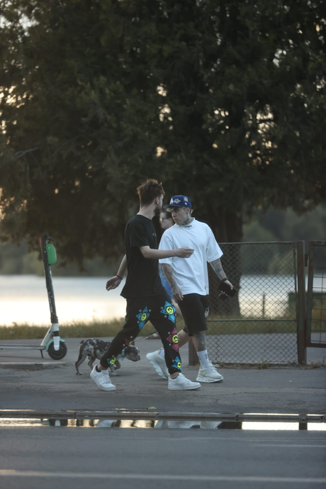 Lino Golden s-a întâlnit și cu un prieten, în timp ce-și plimba cățelul (Foto: CANCAN.RO)