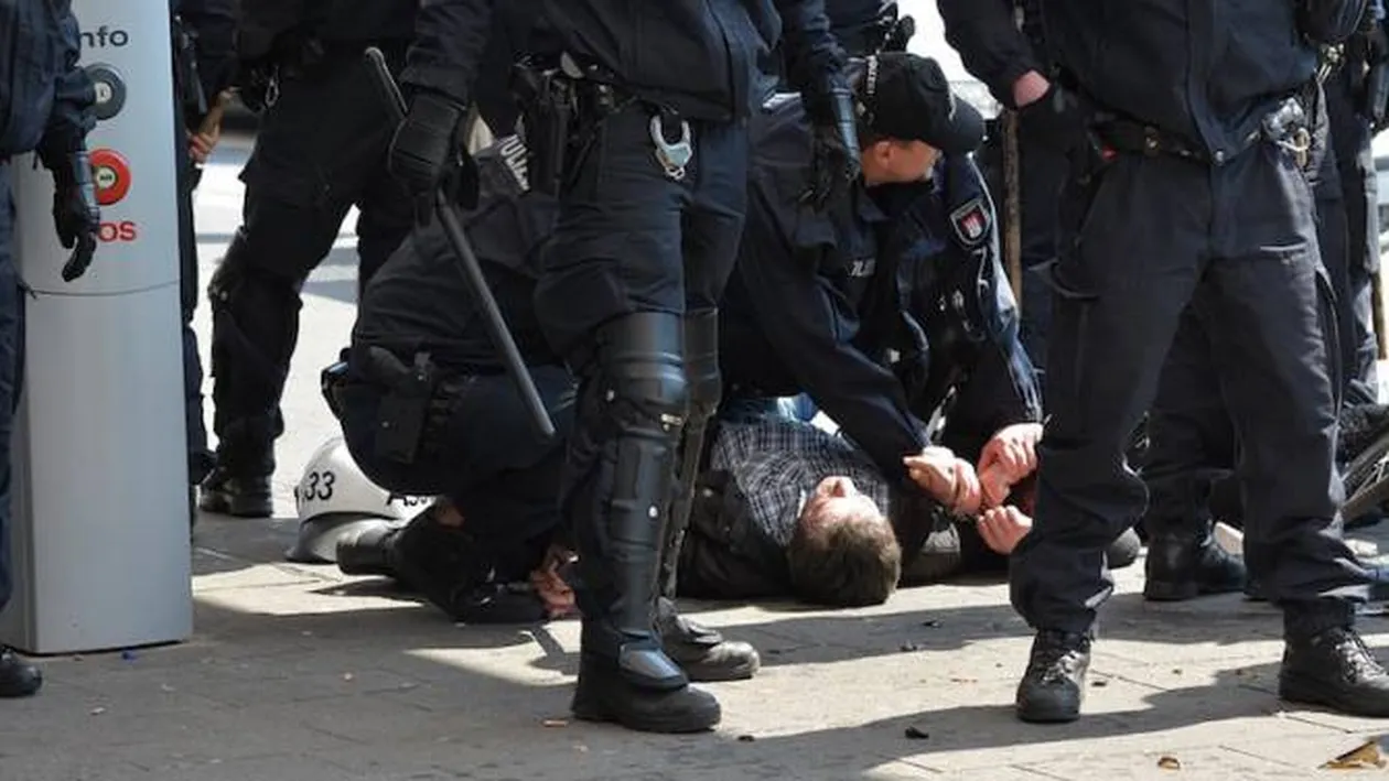 Doi olandezi care au introdus peste 84 de kg de heroină în România, reținuți