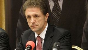 MEME şi ”BACIUL” s-au regăsit în libertate. ”Frăţia” cătuşelor, la o terasă de fiţe!