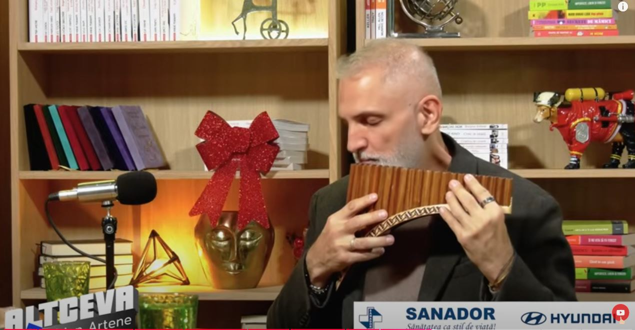 Emoționant! Damian Drăghici și-a colindat cu naiul părinții care nu mai sunt