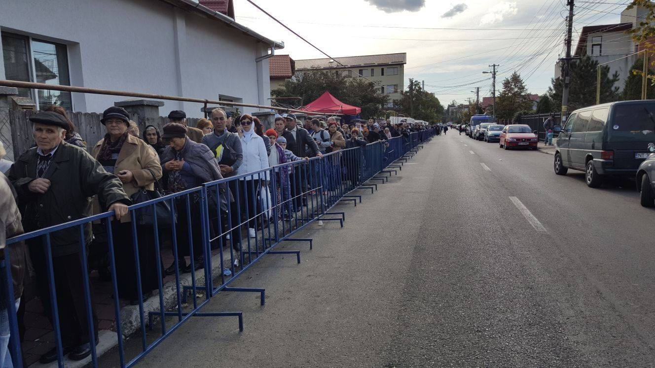 Cum văd străinii pelerinajul de la moaştele Sfintei Parascheva: „Noi nu avem aşa ceva!”