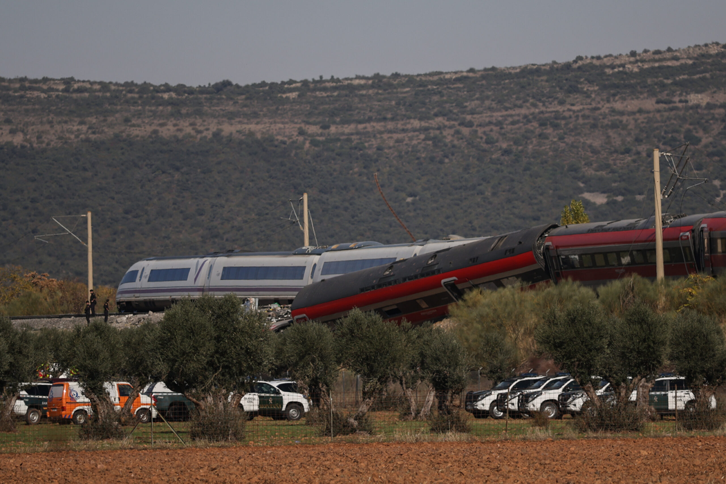 28 October 2026, Spain, Urda: Emergency services personnel work at the scene of the accident, where two trains collided at the station in the Toledo town of Urda. Photo: Alejandro Martínez Vélez/EUROPA PRESS/dpa