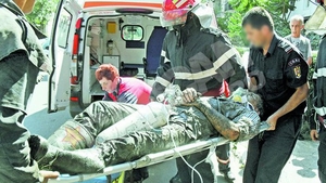 Doi vidanjori si-au ales o meserie periculoasa! Scosi din fecale de pompieri