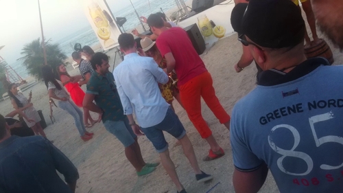 Rusinicaaa! Sotul Deliei a baut si a dansat pana cand a cazut de pe butoi! Vezi ce a facut cantareata in loc sa sara sa-l ajute!