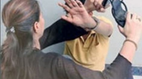 O femeie din Bistriţa şi-a bătut bărbatul, după o ceartă. De frică, omul a cerut ordin de protecţie