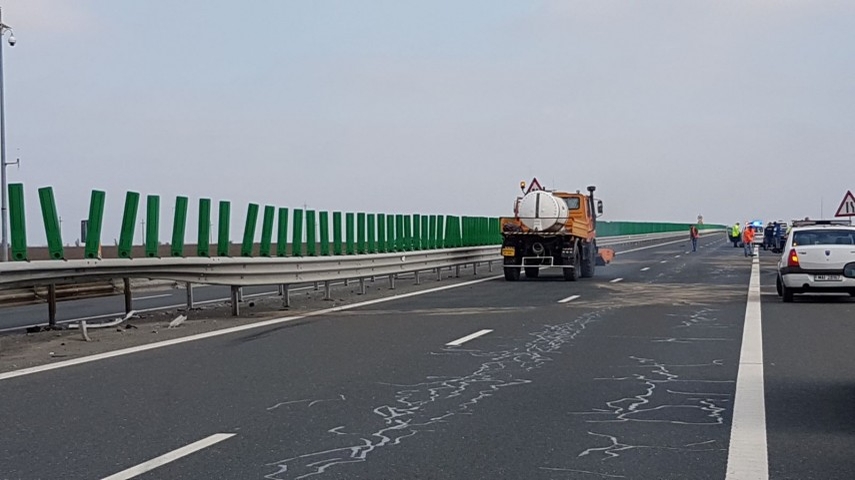 Trafic îngreunat pe Autostrada Soarelui, zona Lehliu-Gară, unde s-a răsturnat un camion cu fructe