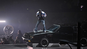 Nu e o glumă! Cât costă blugii purtați de Kendrick Lamar la Super Bowl 2025
