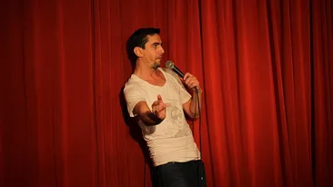 Imagini in miez de noapte cu actorul Cosmin Natanticu! Vezi cu cine a fost surprins artistul