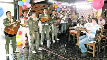 Dragos isi serbeaza fiul dupa reteta lui Ion Dolanescu. O petrecere pentru stelisti, una pentru dinamovisti