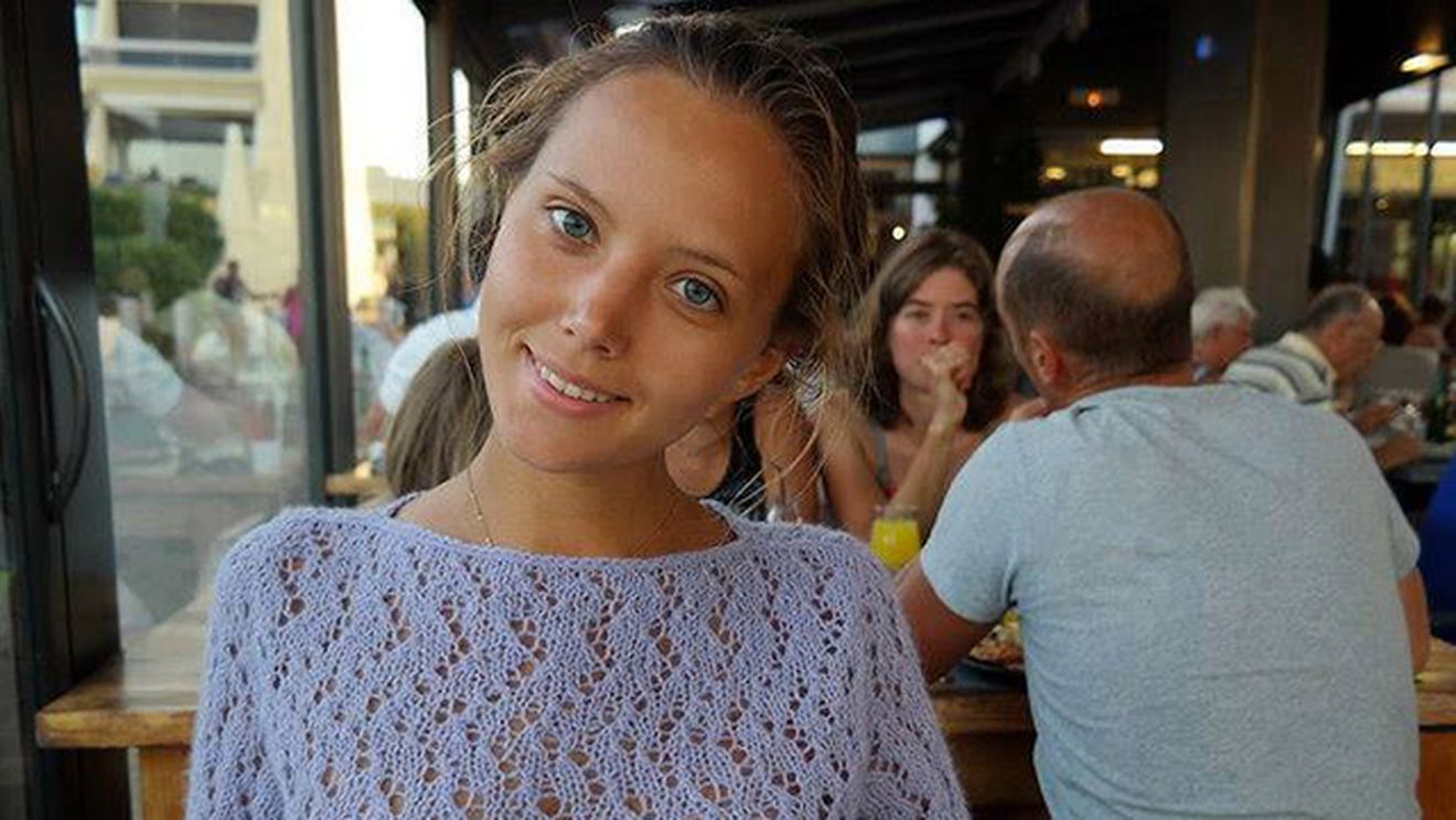 A vrut sa fie sexy, dar un detaliu i-a scapat! Vezi cum s-a pozat aceasta tanara la o terasa! Toti barbatii au ramas masca!