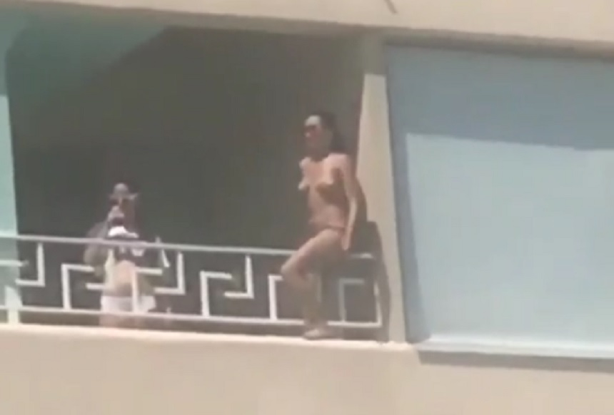 O ”bombă sexy”, goală, pe balconul unui hotel din Mamaia