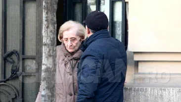 La 85 de ani, fosta Primă Doamnă nu renunţă la cochetărie. Am filmat-o pe Nina Iliescu, în baston la… coafor!