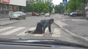 Bețivanii, cu urechile ciulite! Asta e rugăciunea care le va curma viciul! VIDEO DE CAZI PE SPATE