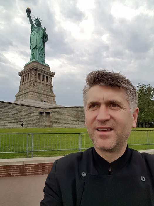 Un tânăr susţine că preotul Cristian Pomohaci l-a agresat în maşină. „Mi-a oferit 100 lei şi mi-a spus să-mi fac…”