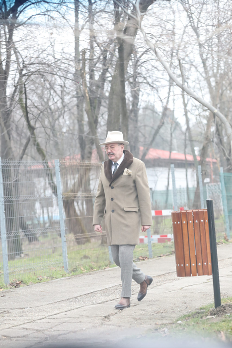 Elegantul domn Dan traversează strada