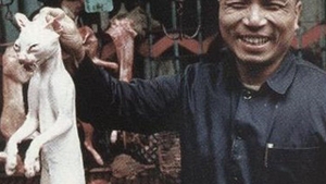 Fotografii INGROZITOARE! Credeai ca e gluma atunci cand auzeai ca in China se mananca pisici si caini?! Un satanist asiatic mananca un avorton prajit!
