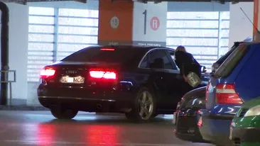 Cruduta, un dezastru la volan! S-a chinuit sa infiga limuzina lui Costea intr-un loc prea stramt, pana s-a lasat pagubasa!