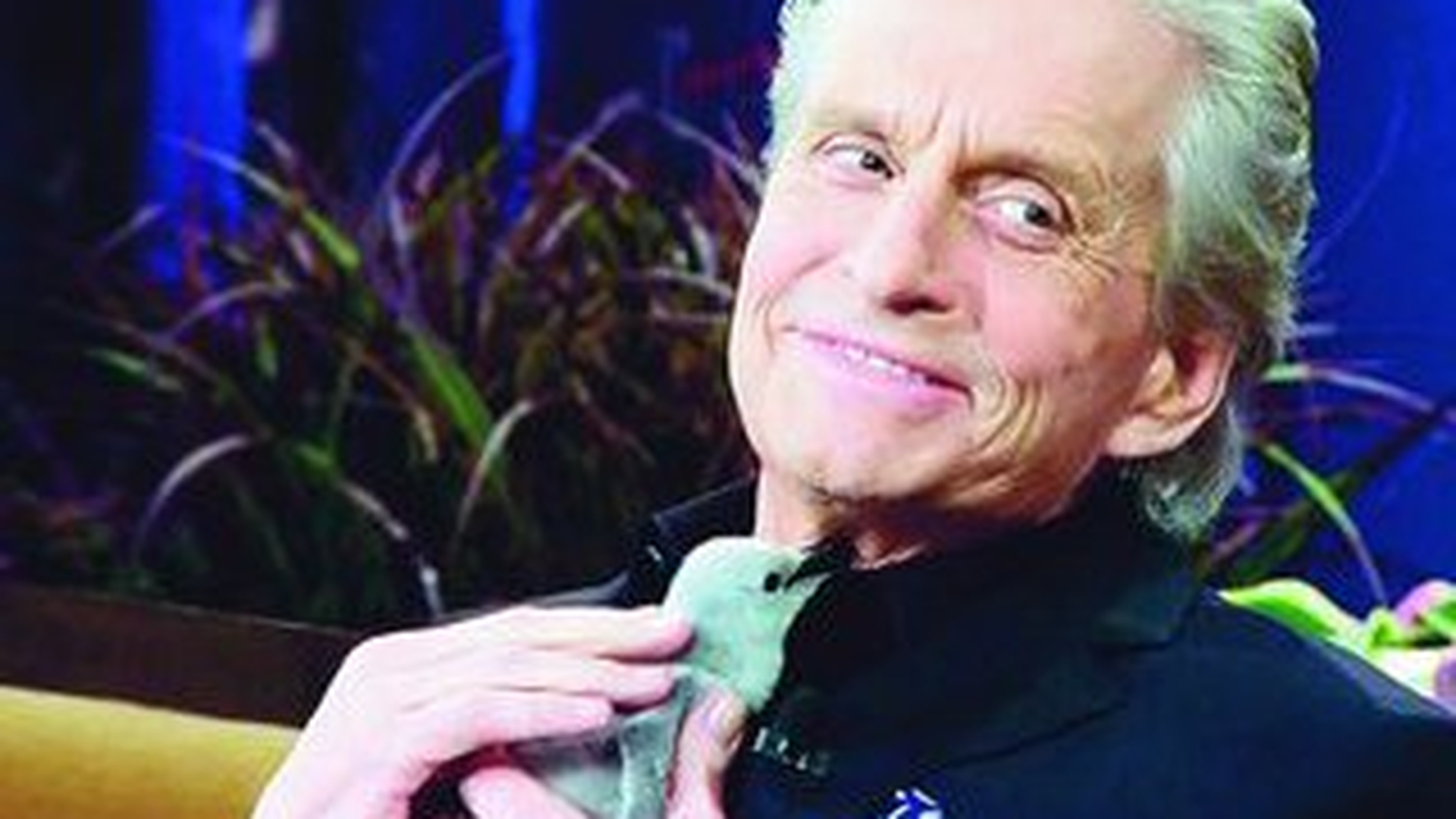 Michael Douglas, in tandreturi cu un pui de pinguin