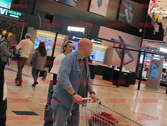 Giulia Anghelescu și soțul, shopping cu țintă precisă. Vlad Huidu s-a lipit de o crăciuniță