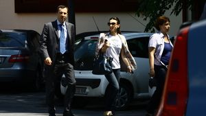 Sunt de doar sase luni impreuna si deja dau semne de plictiseala! Vezi cum se comporta Andreea Raducan cu iubitul ei la masa!