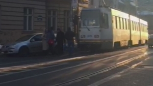 Această maşină a blocat o linie de tramvai din Capitală, iar trecătorii au pus umăr la umăr pentru a putea s-o dea la o parte. Imaginile sunt incredibile