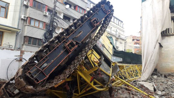 A fost deschis un dosar penal după accidentul din Capitală. Brațul unei macarale a căzut peste o mașină și a rănit patru persoane