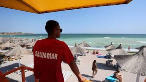 Ce salariu are un salvamar în Mamaia. Câți lei primește lunar (cu tot cu sporul de risc și bonuri de masă), după ce plajele s-au mărit și apa s-a adâncit