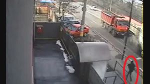 Ea este cea mai norocoasa romanca! O secunda a lipsit sa fie strivita de un camion, la Cluj! Atentie, imagini socante!