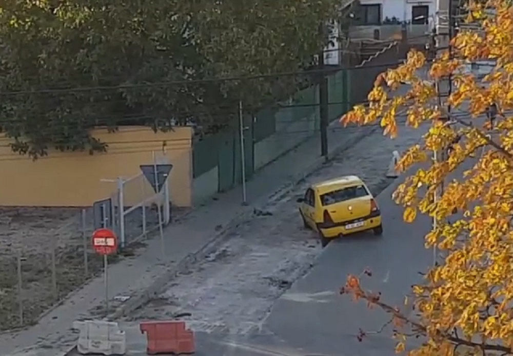 VIDEO / Un taximetrist a căzut cu maşina într-o groapă! Gestul ilegal făcut de şofer, după ce autoturismul a rămas suspendat