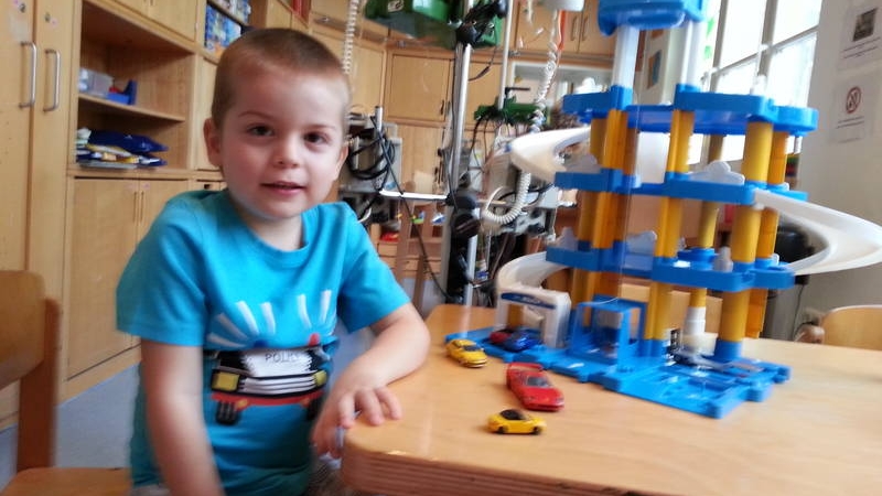 Povestea micutului luptator pentru viata: la numai 3 anisori, se zbate sa se vindece de leucemie. Vezi cum il poti ajuta!