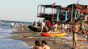 Dezastrul pe care nu-l văd unii turişti pe litoral! Cum arată VAMA VECHE la primele ore ale dimineţii!