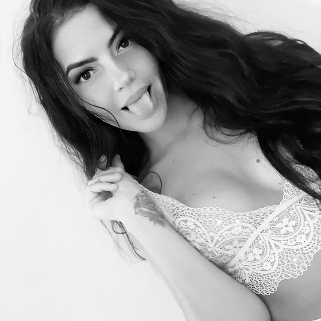 Consuela, o brunetă foarte sexy