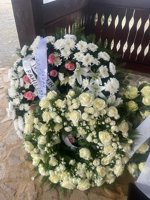 Ce a apărut la căpătâiul Marilenei, mama Mihaelei Rădulescu? Imagini tulburătoare de la priveghi