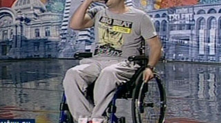 Asta a fost o lectie de viata! Rapperul din scaun cu rotile a ridicat sala in picioare cu versurile lui - Moment foarte emotionant la "Romanii au Talent"!