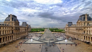 Teroare în Paris! Au fost deschise focuri de armă la muzeul Louvre