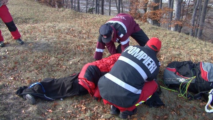 Marţi 13, zi cu ghinion! O tânără s-a prăbuşit cu parapanta în Bucegi! E la spital în stare gravă