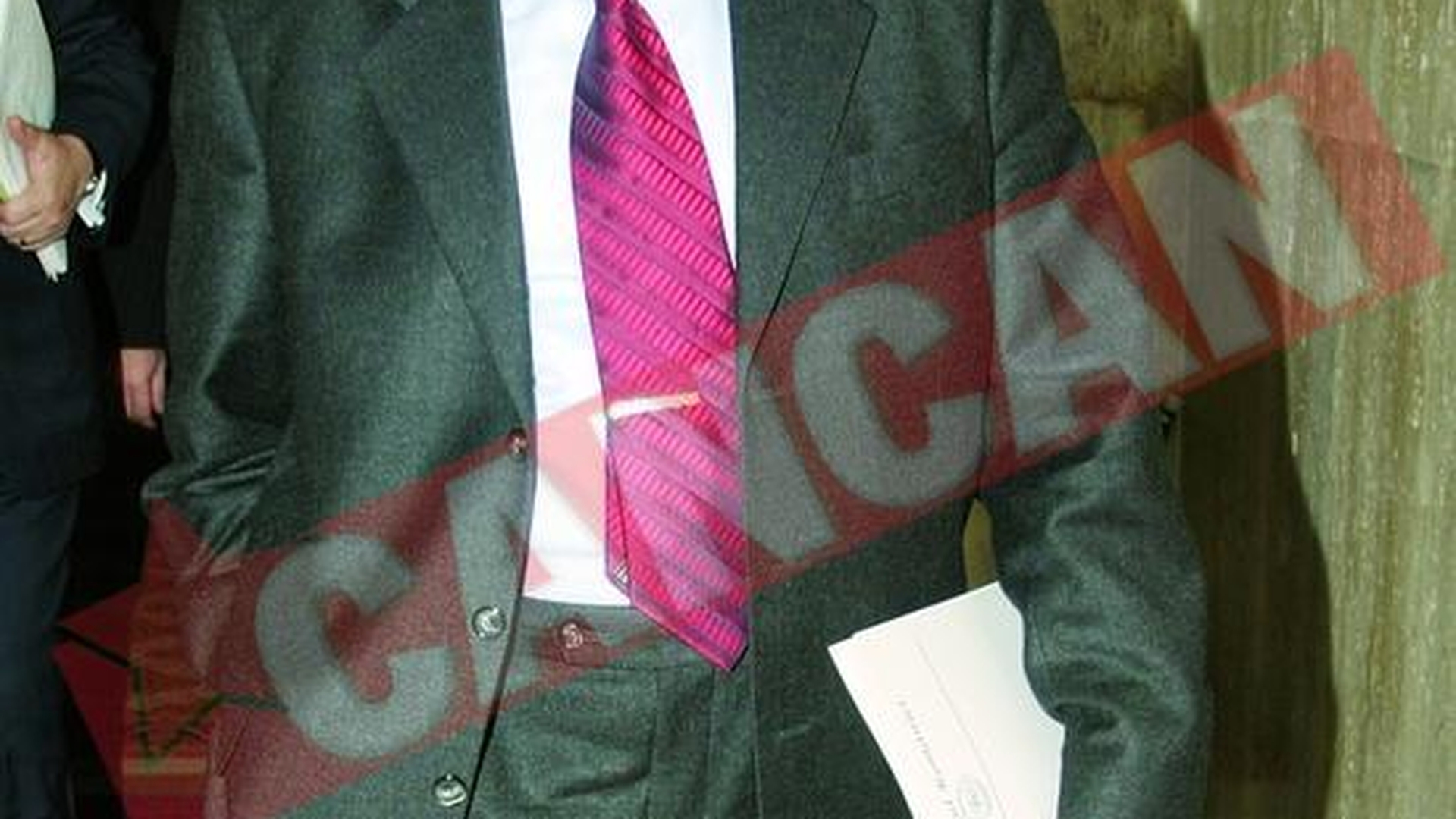 Iliescu, atacat si cu oua