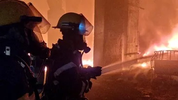 Incendiu de proporții la o fabrică de polistiren din Dâmboviţa. Autoritățile au emis mesaj Ro-Alert