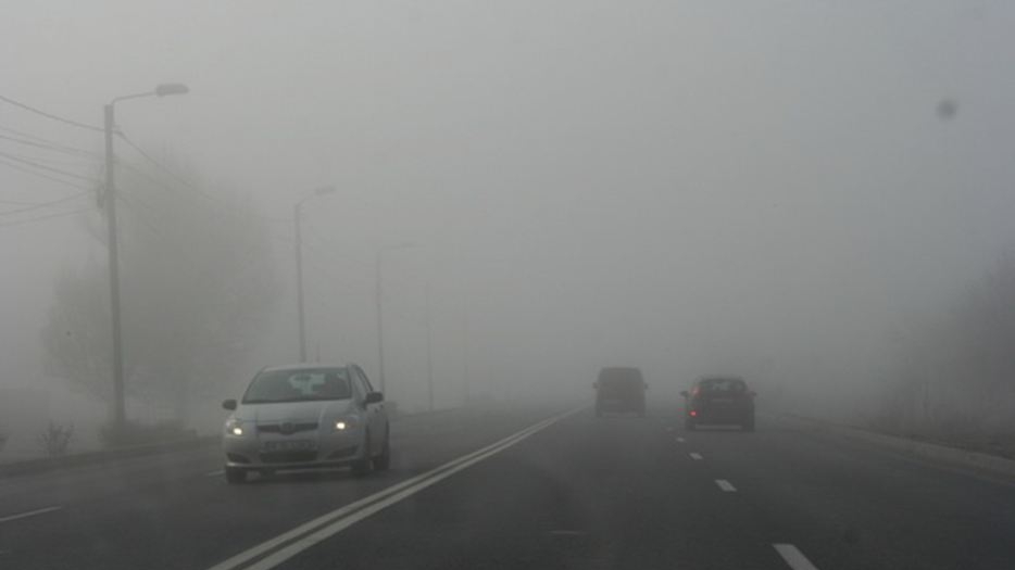 Cod galben de ceață în 12 județe din țară, duminică seara