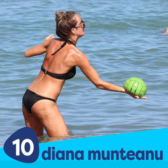 Diana Munteanu, sexy și jucăușă pe plajă