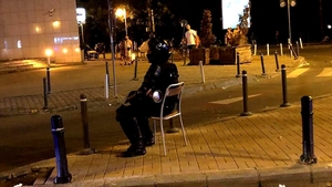 Povestea din spatele fotografiei virale cu jandarmul care stă pe scaun, după protestul din Piața Victoriei!