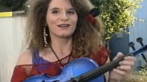 VIDEO Uite-o pe femeia care se crede gaina. Si mai si canta!
