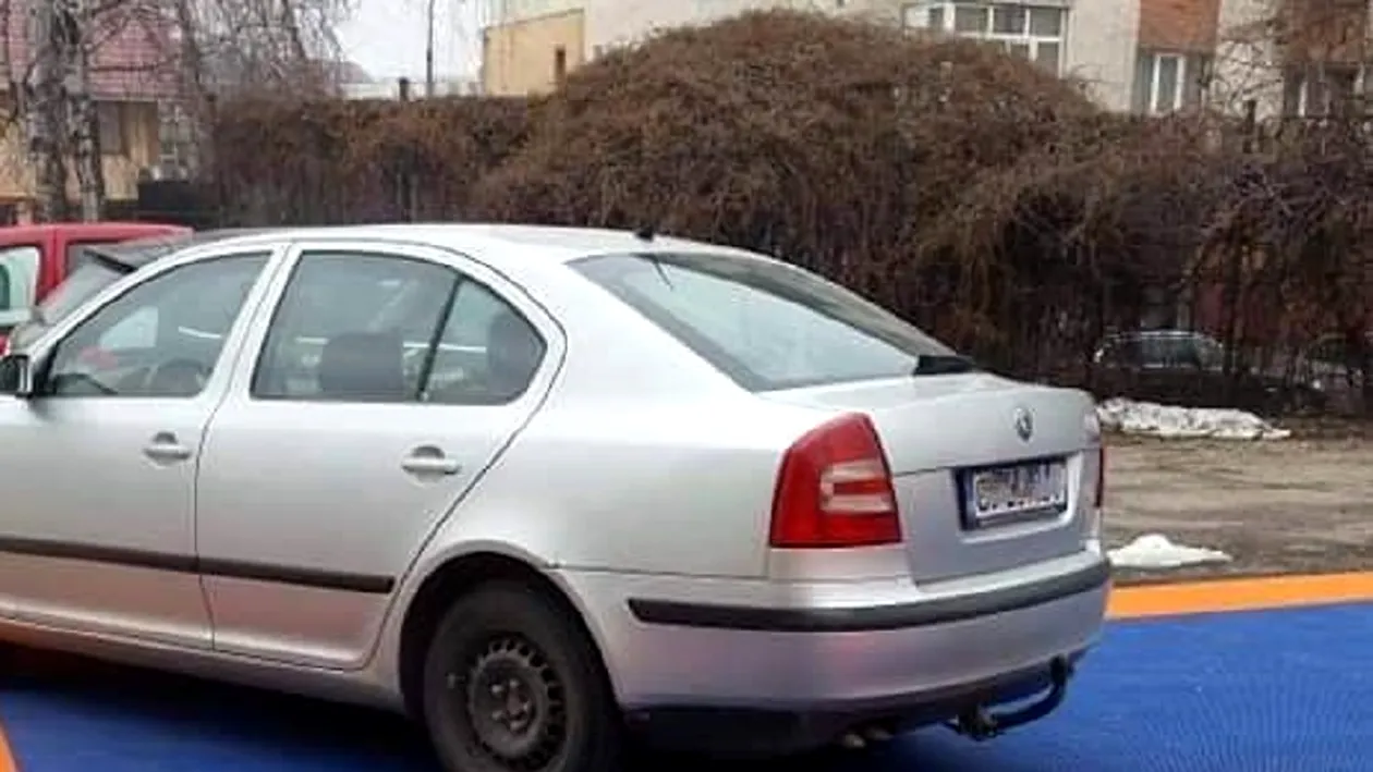 O învățătoare din Târgu Jiu a fost amendată pentru că și-a parcat mașina pe terenul de fotbal al școlii